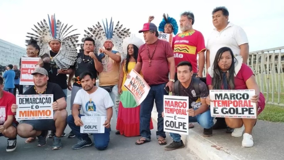 Moni Terena (na foto, agachada à direita) com pessoas da aldeia Limão Verde e apoiadores em Brasília — Foto: DIVULGAÇÃO via BBC