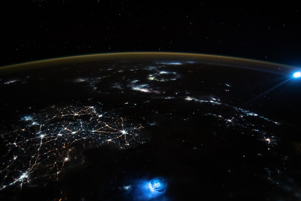 Bolas azuis brilhantes aparecem em foto capturada do espaço; entenda o ...