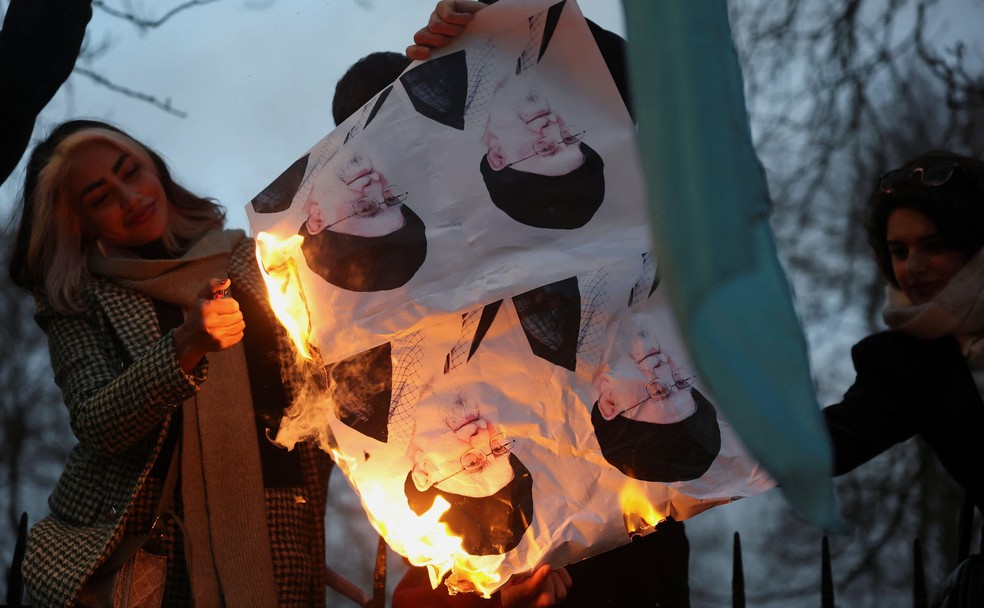 Manifestantes em Londres queimam fotos do aiatolá Ali Khamenei em apoio aos protestos que estão ocorrendo no Irã — Foto: BBC News fonte