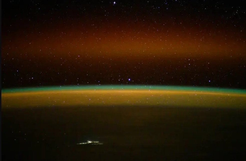 A astronauta da NASA Jeanette Epps usou configurações de câmera de longa exposição para capturar uma variedade de cores no horizonte da Terra — Foto: Nasa