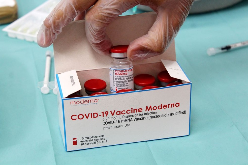 A Moderna desenvolveu dois tipos de vacinas bi-valentes, que atuam sobre as sub-variantes BA.1 e BA.4 e BA.5 — Foto: Getty Images