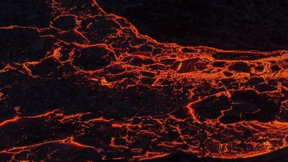 Houve muitas mudanças no comportamento da lava na erupção de 2021 — Foto: Sophie Carr (BBC)