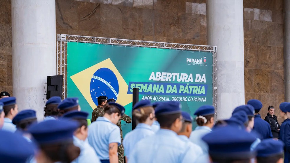 Paraná já criou mais de 300 escolas no modelo cívico-militar e deve expandir rede em 2026 — Foto: BBC News fonte