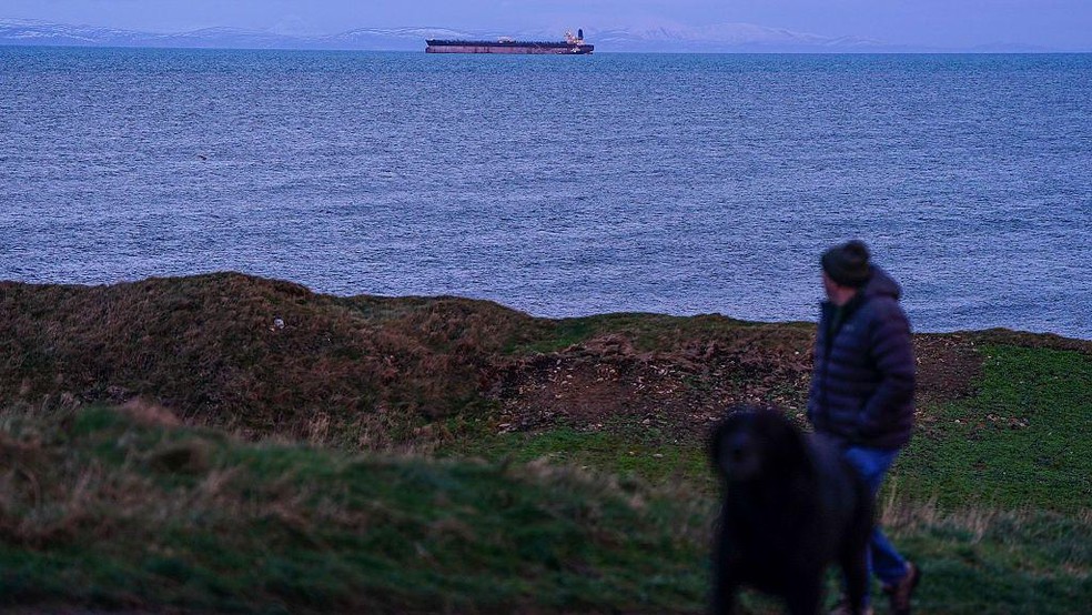 O Marinera, de bandeira russa, observado em janeiro no litoral de Burghead, na Escócia. Os Estados Unidos procuravam o navio por transportar petróleo sancionado da Venezuela e do Irã — Foto: BBC News fonte