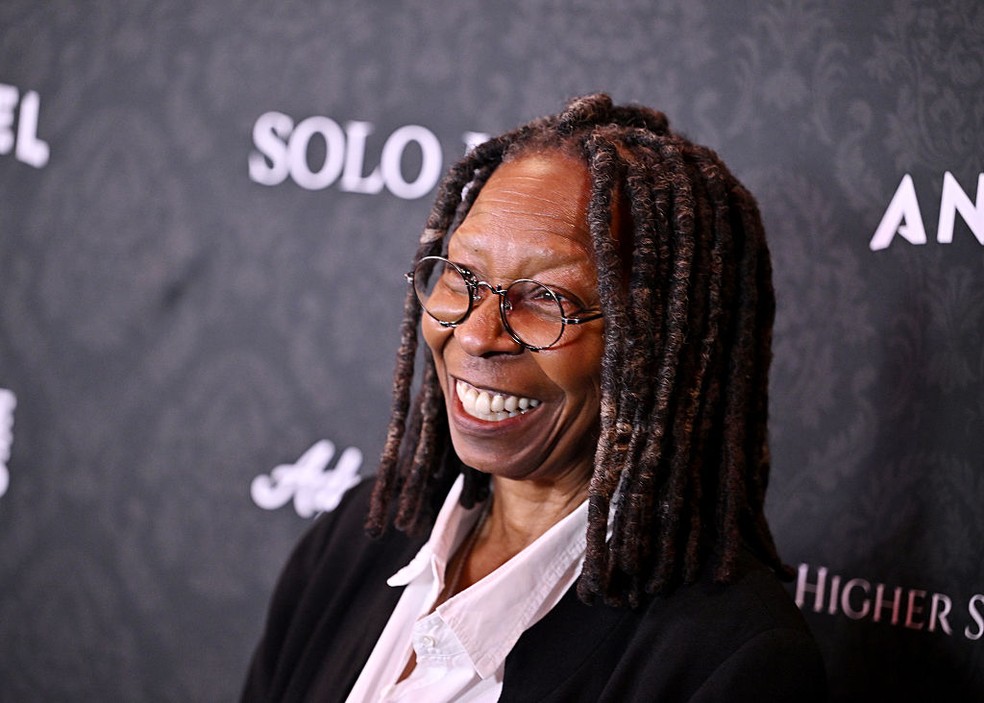 Conhecida por seus papéis em clássicos como "Mudança de Hábito" e "Ghost", Goldberg também é apresentadora de um talk show na TV americana — Foto: Getty Images