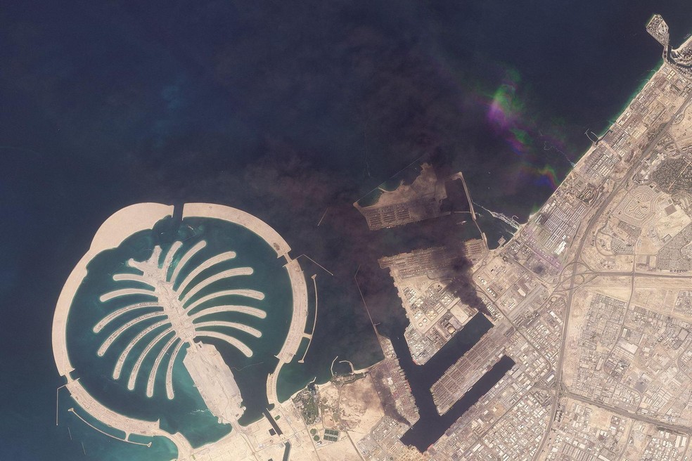 Restos de um míssil interceptado atingiram o porto de Jebel Ali, perto de Dubai, nos Emirados Árabes Unidos — Foto: BBC News fonte