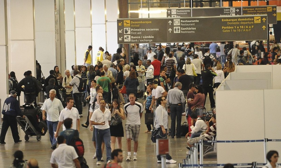 Poucas pessoas negras e barreiras explicitam racismo em aeroportos — Foto: Agência Brasil