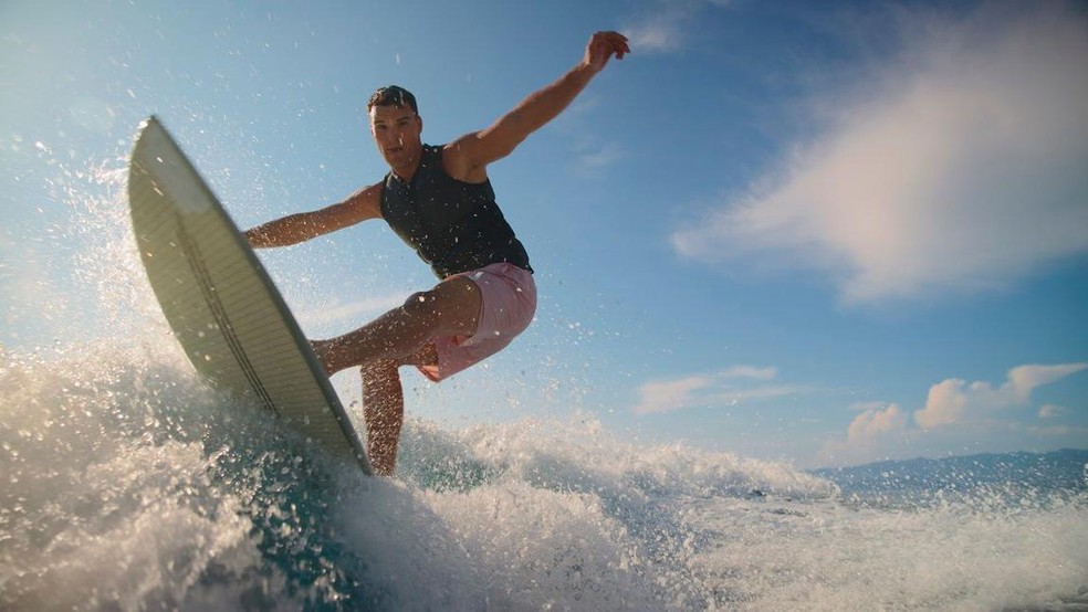 Tom Vanderbilt aprendeu a surfar com quase 40 anos — Foto: BBC News fonte