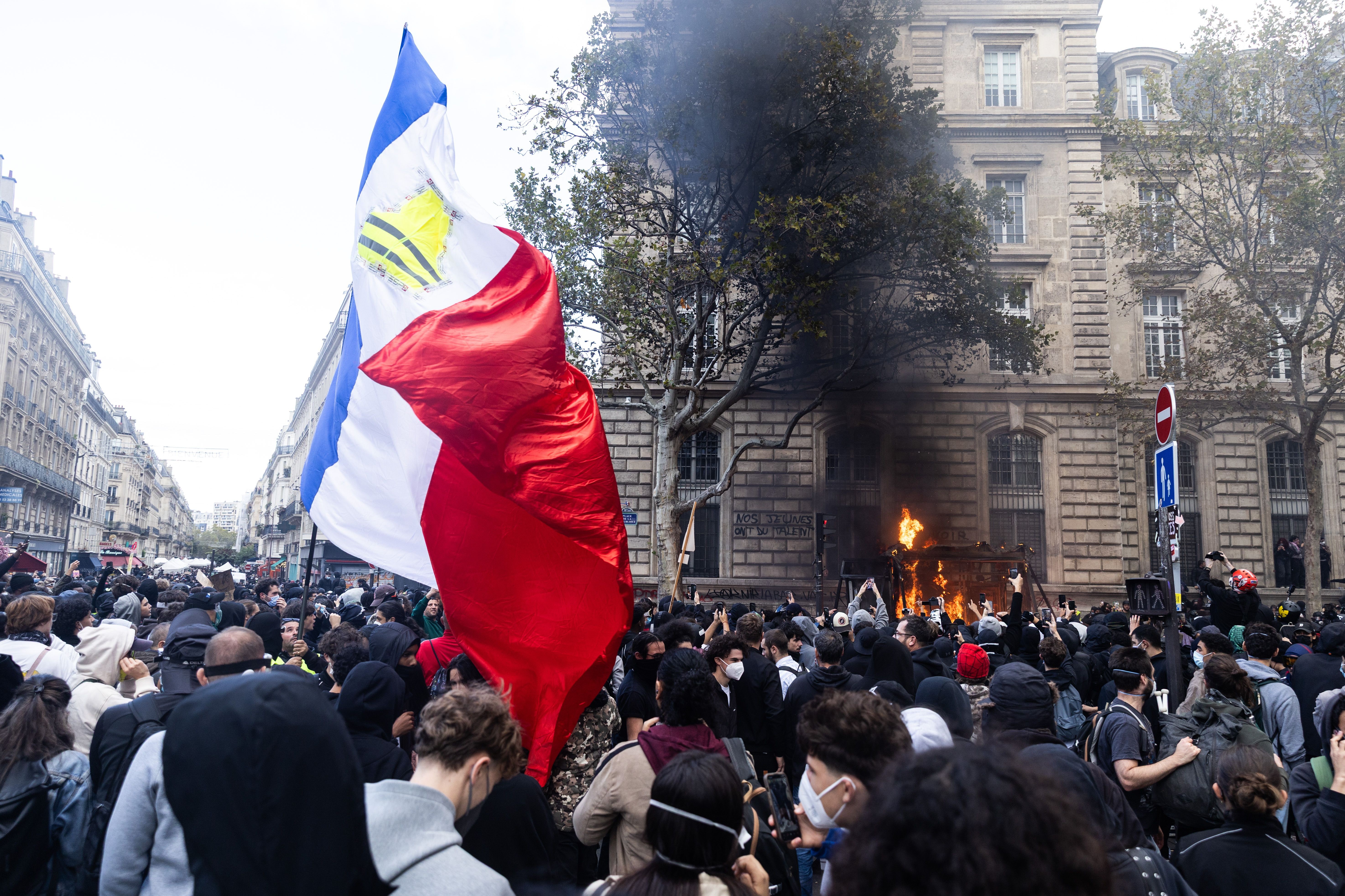 Em meio a protestos, app de mensagens sem internet do fundador do Twitter é o mais baixado da App Store na França