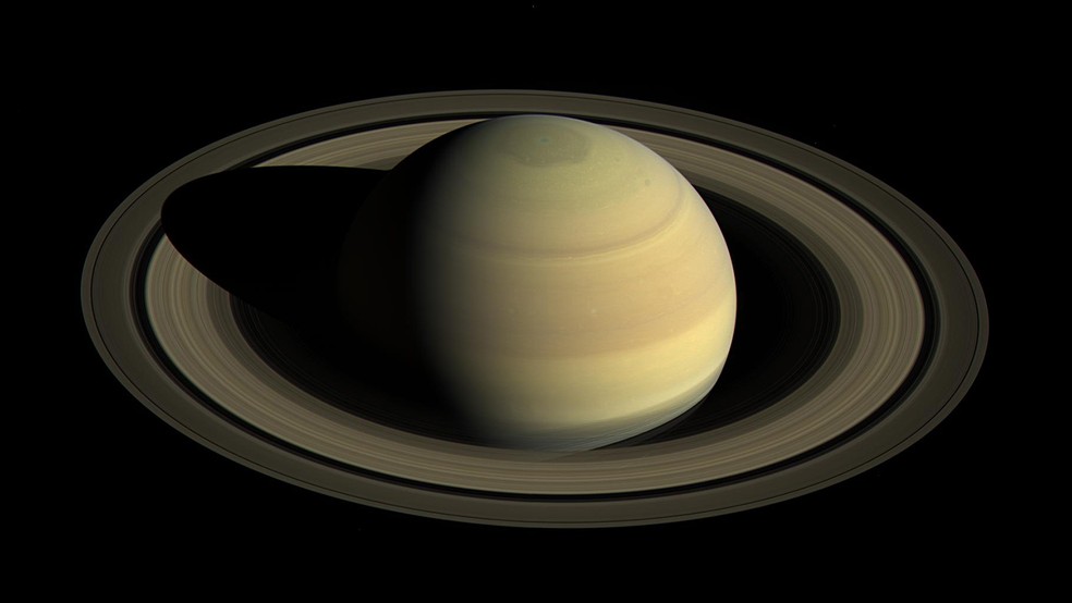 Medições feitas pelo telescópio mostram que a sexta maior lua de Saturno estava perdendo 300 kg de água — Foto: NASA