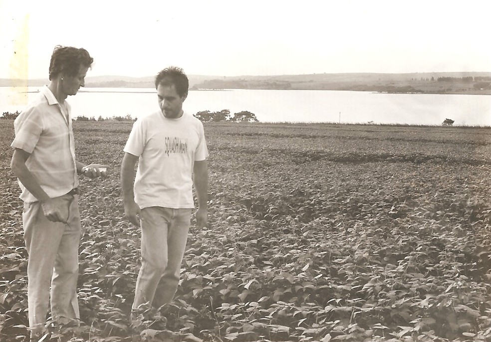 O agrônomo Norival Augusti (à esquerda) em plantação de feijão nos anos 1980 — Foto: BBC News fonte
