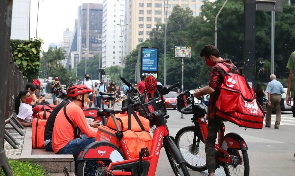 Governo Lula 'não teve um plano melhor para a classe trabalhadora. E é por isso que estamos perdendo muitos trabalhadores para o iFood e Uber', diz Azevedo — Foto: BBC News fonte