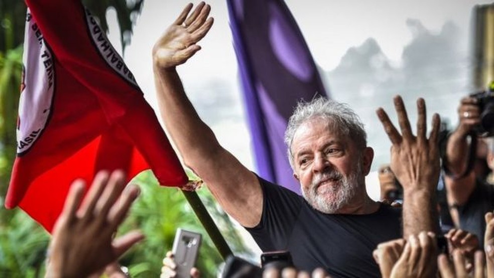 Fico lembra que Lula é o 'primeiro presidente eleito pelo voto direto três vezes' da história do Brasil — Foto: Getty Images via BBC