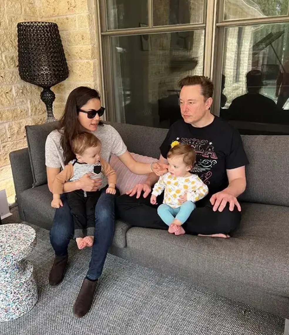 Musk e Zilis com os filhos gêmeos — Foto: Walter Isaacson