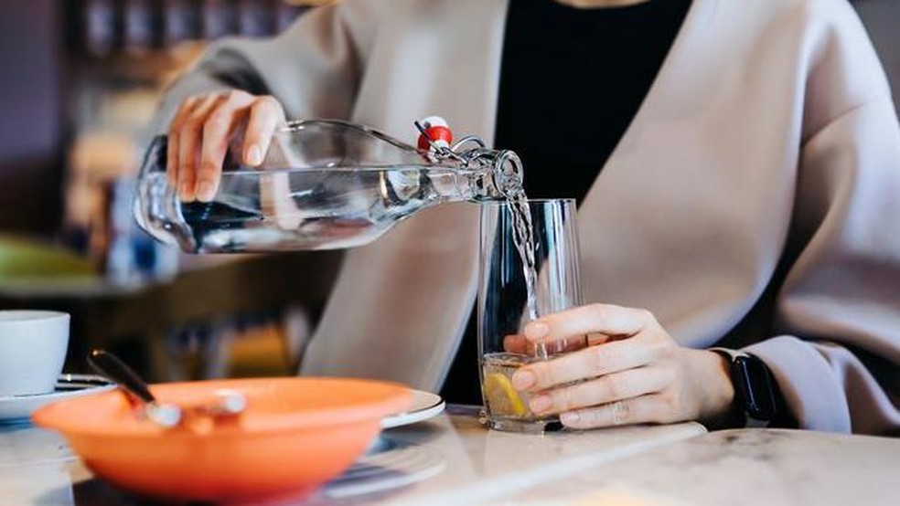 Beber água em quantidade suficiente (cerca de sete copos por dia) ajuda rins e fígado a eliminar resíduos — Foto: BBC News fonte
