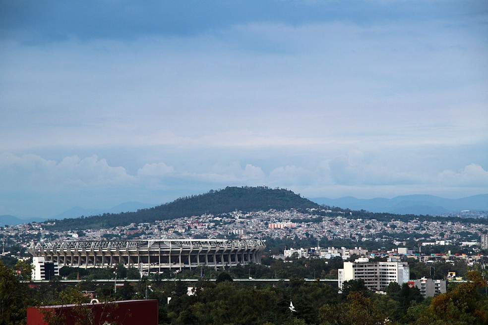 Vista panorâmica da cidade do México, com destaque para o estádio Azteca, que está sendo reformado para a Copa de 2026 — Foto: Jose Luis Torales/NurPhoto via Getty Images