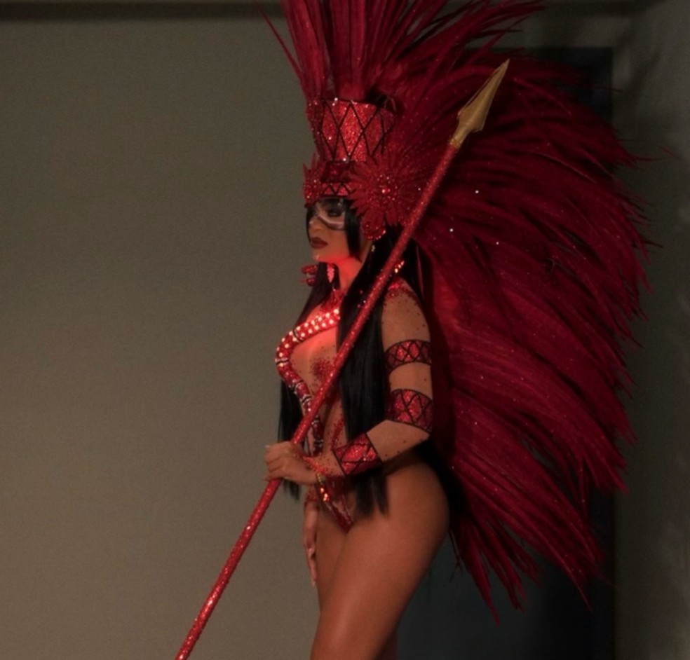 Parte dos adereços de Dedê Marinho são construídos com lâmpadas de LED — Foto: Reprodução/Instagram