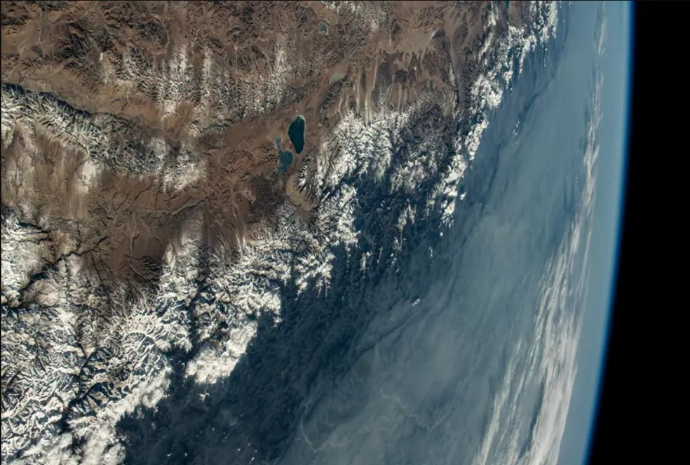 O Himalaia se estende pela curvatura da Terra — Foto: Nasa