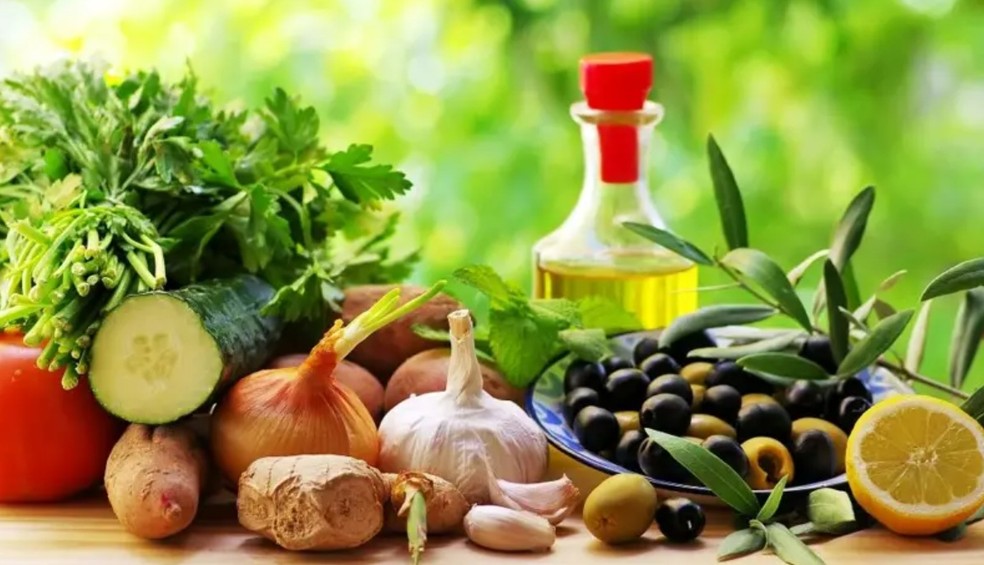 Uma alimentação balanceada, rica em legumes, verduras e frutas, é um dos segredos para envelhecer bem — Foto: Getty Images/BBC