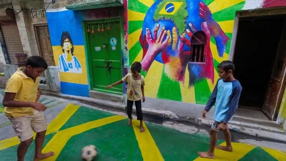 Cidades indianas, como Calcutá, têm se preparado com decorações para a Copa do Mundo — Foto: GETTY IMAGES via BBC