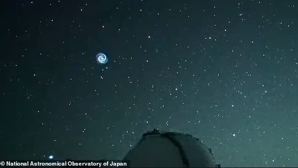 Espiral azul paira sobre o céu do Havaí, em imagem to telescópio japonês Subaru — Foto: National Astronomical Observatory of Japan