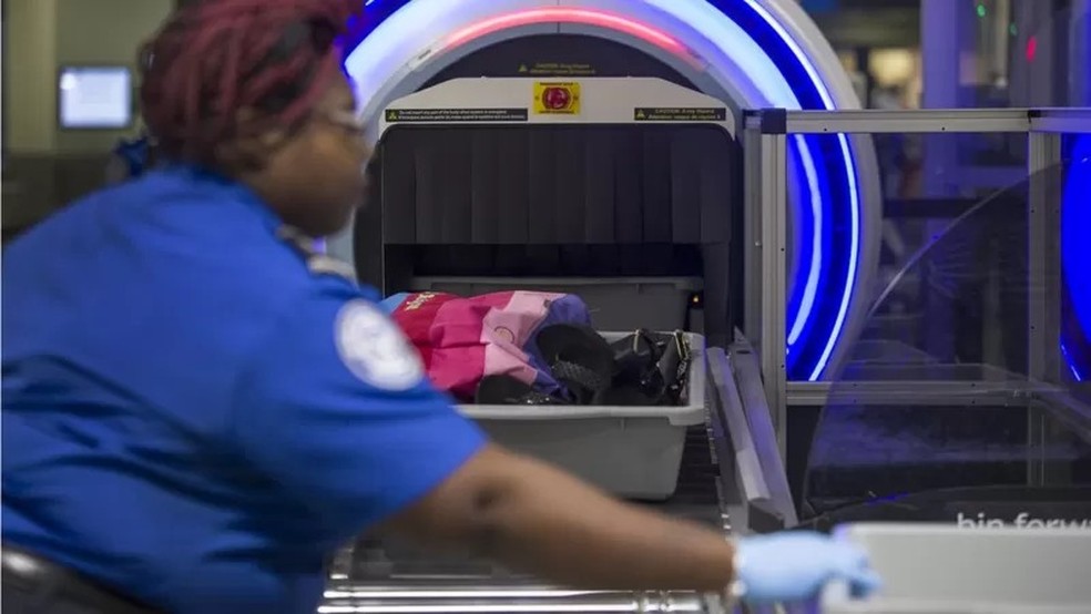 Vários aeroportos dos EUA já instalaram scanners com tecnologia 3D — Foto: GETTY IMAGES via BBC