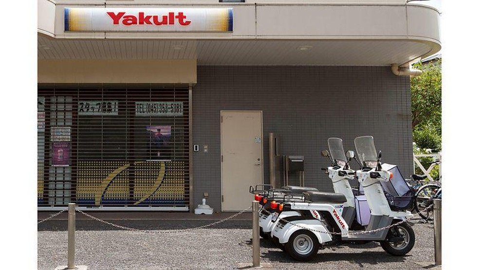 Toda manhã, os centros locais de vendas de Yakult despacham entregadoras para visitar dezenas de residências — Foto: BBC News fonte