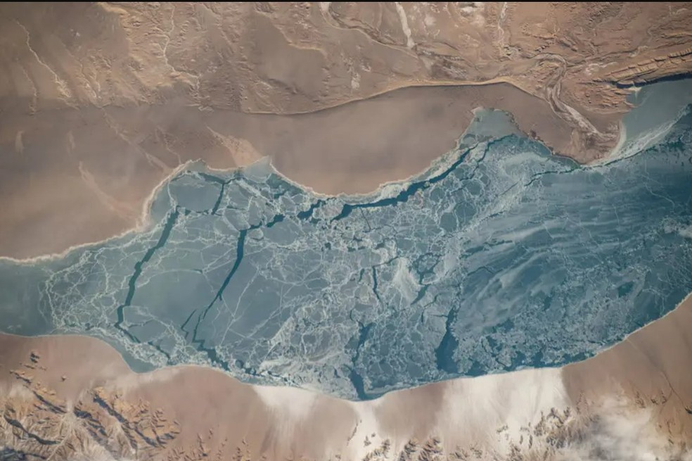 Um lago gelado na região do planalto sudoeste da China, ao norte do Himalaia — Foto: Nasa