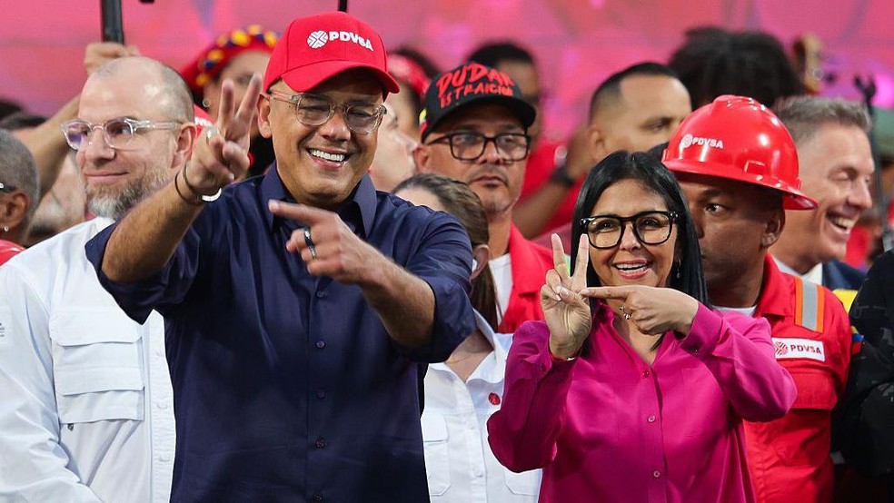 Delcy e Jorge Rodríguez declararam que a reforma da Lei de Hidrocarbonetos trará investimentos estrangeiros ao país, mas setores chavistas os acusam de enterrar o legado de Hugo Chávez — Foto: BBC News fonte