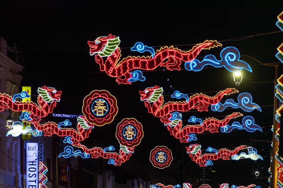 Decorações em South Bridge Road, Cingapura — Foto: Aaaatu, CC BY-SA 4.0 <https://creativecommons.org/licenses/by-sa/4.0>, via Wikimedia Commons