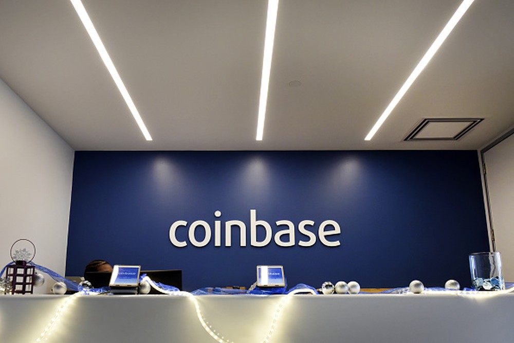 Coinbase tem prejuízo menor com redução de custos e mais fontes de