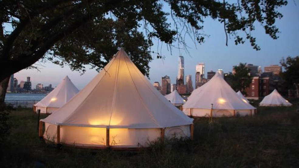 Visitantes agora podem acampar em Governors Island com vista para Estátua da Liberdade e para arranha-céus de Manhattan — Foto: Alamy via BBC