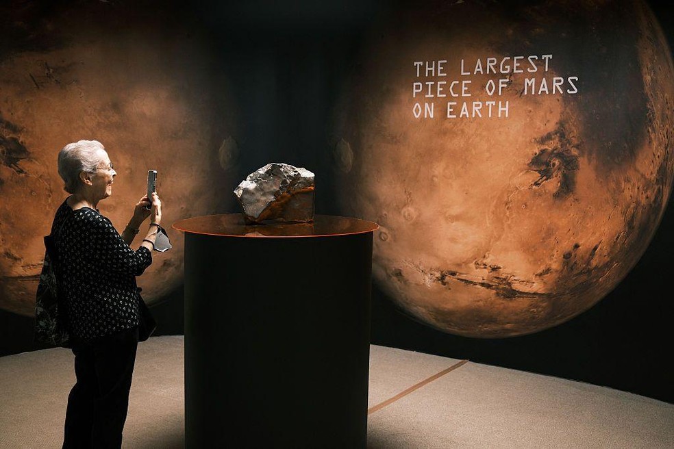 Em julho, um meteorito marciano descoberto no Níger foi leiloado por cerca de R$ 21,5 milhões em Nova York — Foto: BBC News fonte