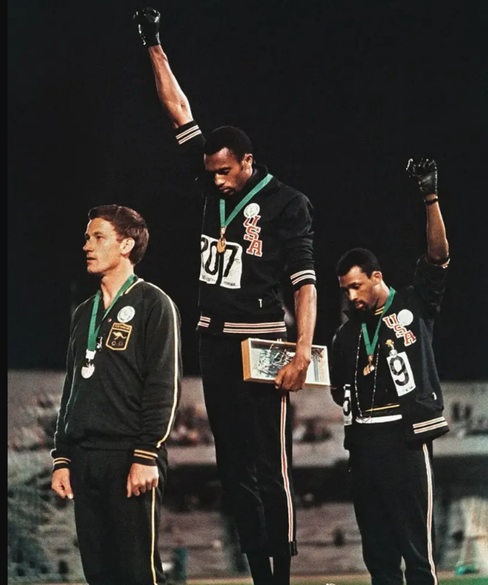 Tommie Smith e John Carlos protestam contra a segregação racial na Cidade do México, 1968 — Foto: Getty Images via BBC