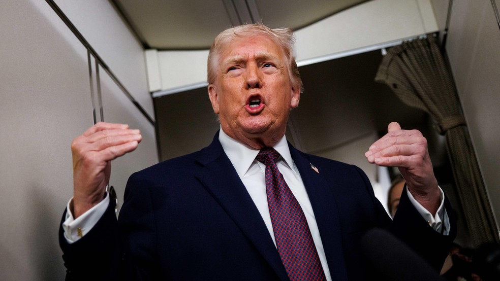 Trump não detalhou exatamente como funcionará a tarifa e quais são os critérios para definir 'fazer negócios com o Irã' — Foto: Getty Images via BBC News