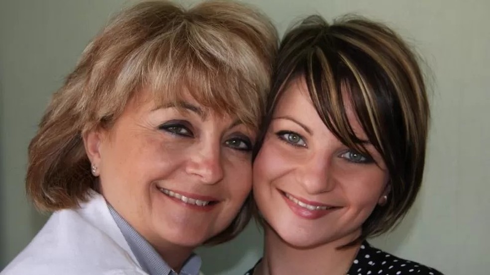 Corinne Soulas e sua filha Caroline, que morreu no acidente — Foto: Arquivo pessoal via BBC News