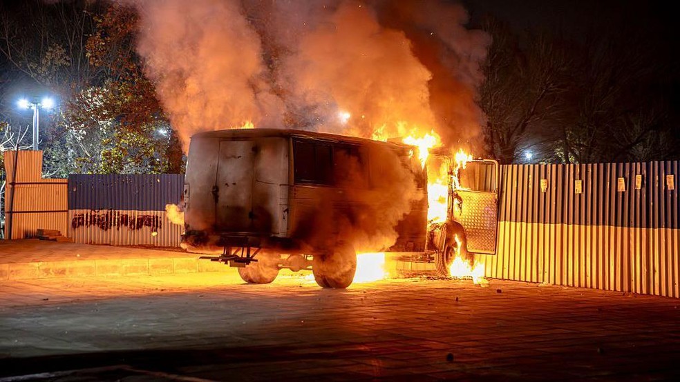 Autoridades buscam retomar o controle no Irã após semanas de protestos — Foto: BBC News fonte