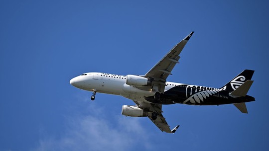Passageiro da Air New Zealand quebra a perna após avião enfrentar turbulência