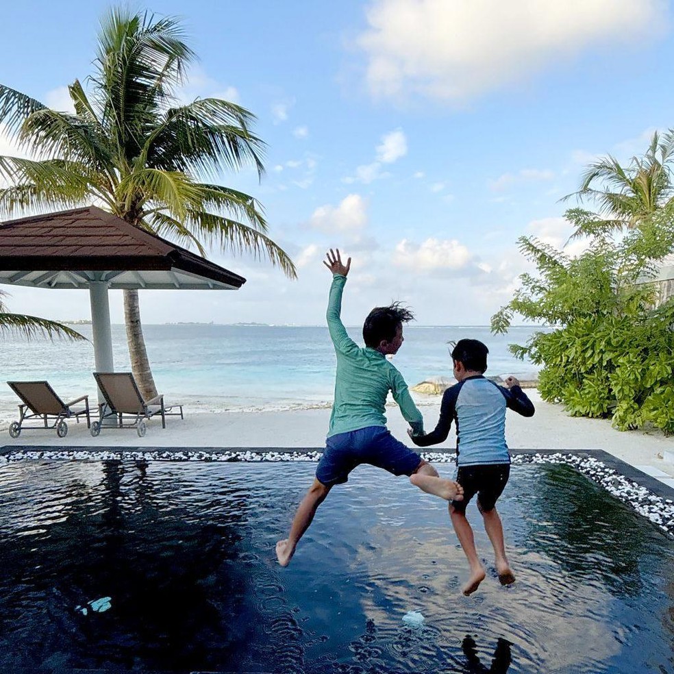 Antes destino de viagem para os ultrarricos, as Maldivas adotaram um modelo de turismo mais local e sustentável, permitindo que mais pessoas possam conhecer o paraíso das ilhas — Foto: BBC News fonte