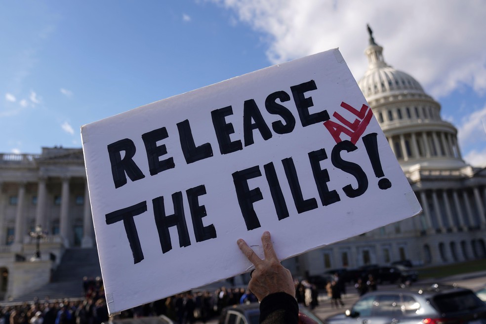 Autoridades têm sido pressionadas por manifestações pedindo a publicação dos arquivos de Epstein — Foto: BBC News fonte