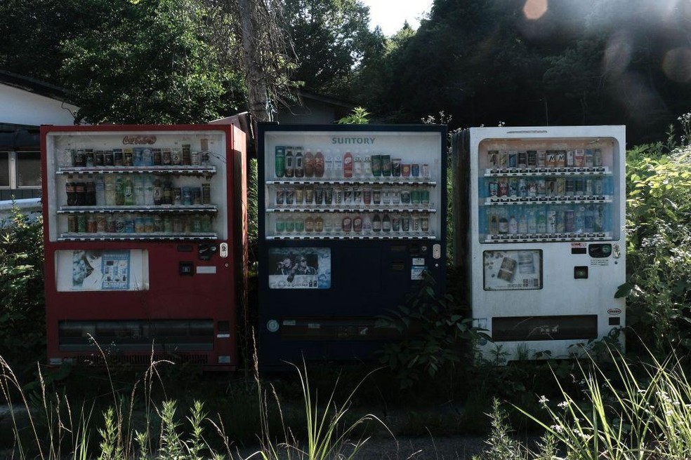 Máquinas de venda automática abandonadas em uma antiga zona de evacuação em Katsurao, província de Fukushima, Japão — Foto: BBC News fonte