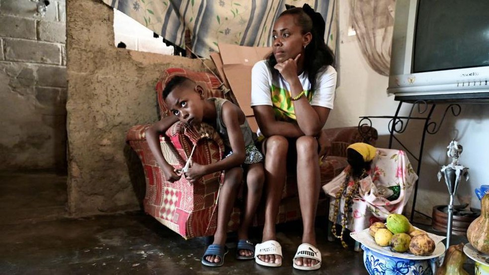 Muitas famílias cubanas têm dificuldade para atender suas necessidades básicas — Foto: BBC News fonte