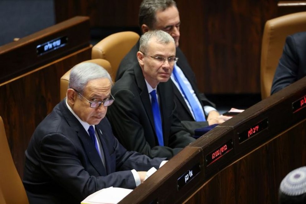 Benjamin Netanyahu e outros parlamentares durante sessão que aprovou nova lei — Foto: GETTY IMAGES/VIA BBC
