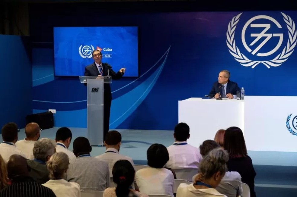 O ministro das Relações Exteriores de Cuba, Bruno Rodriguez (à esquerda), fala durante entrevista coletiva sobre a Cúpula do G-77 + China na inauguração da sala de imprensa em Havana, em 13 de setembro de 2023 — Foto: GETTY IMAGES via BBC