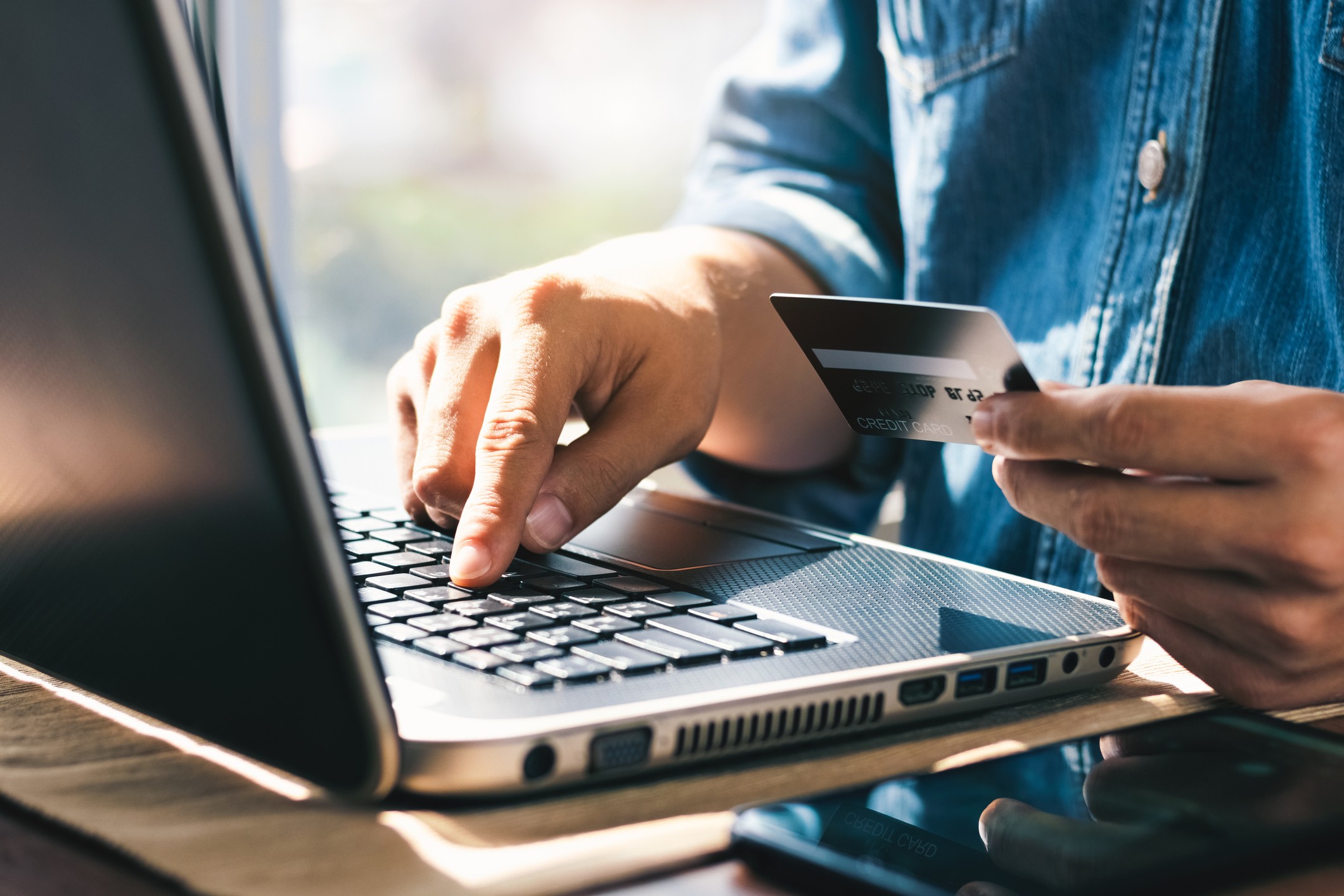 Excesso de anúncios faz consumidores desistirem de compras online