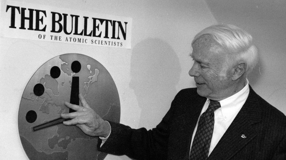 Em 1991, o relógio foi atrasado para 17 minutos antes da meia-noite, o mais longe que esteve da destruição desde a Segunda Guerra Mundial, de acordo com o BAS — Foto: BBC News fonte