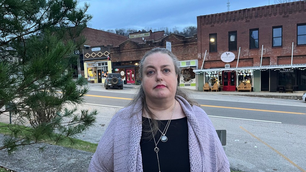 Nan Coons pertence a um grupo informal de moradores de Gainesboro que estão alarmados com seus novos vizinhos nacionalistas cristãos — Foto: BBC News fonte