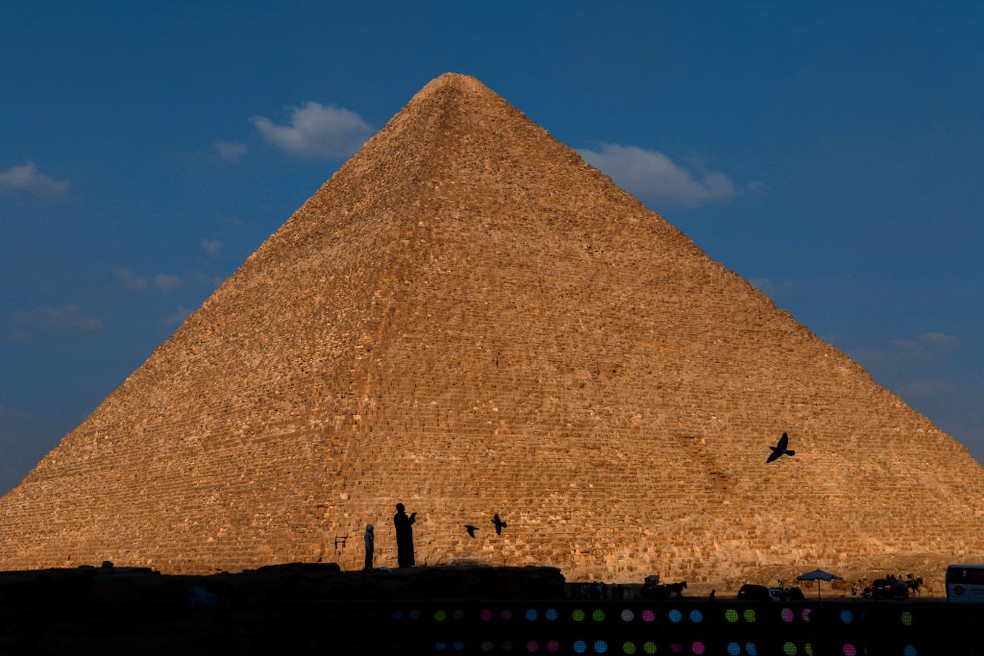 A pirâmide de Khufu, também conhecida como Grande Pirâmide de Guizé, no Egito — Foto: Murat Bakmaz/Anadolu via Getty Images