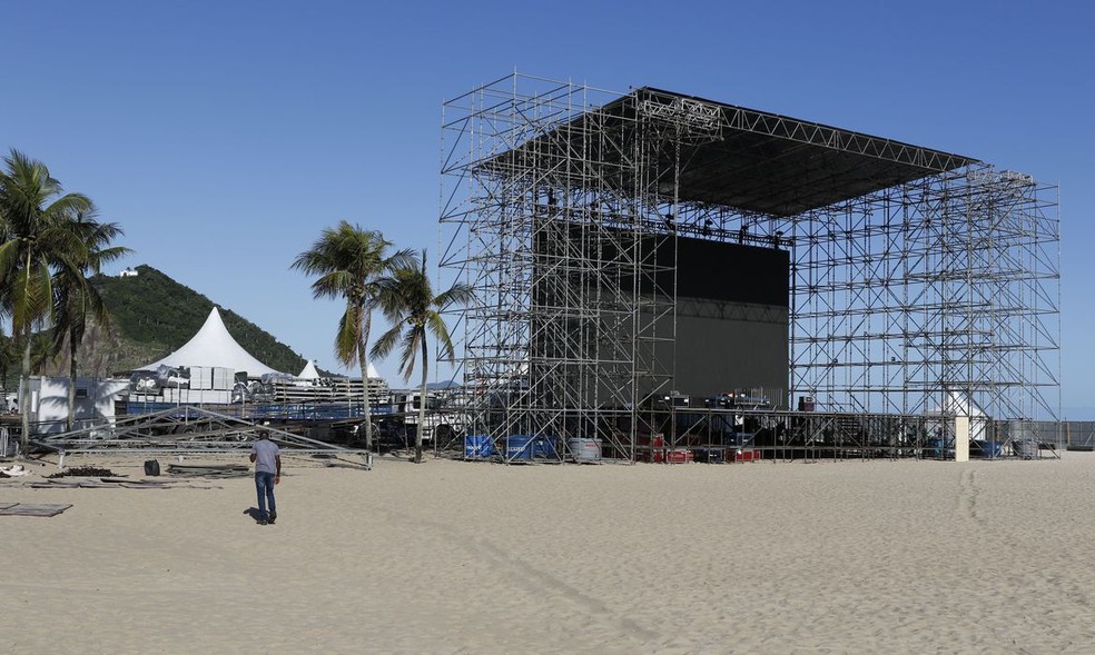 Estrutura montada na praia de Copacabana para uma das festas da Fifa — Foto: Fernando Frazão/Agência Brasil