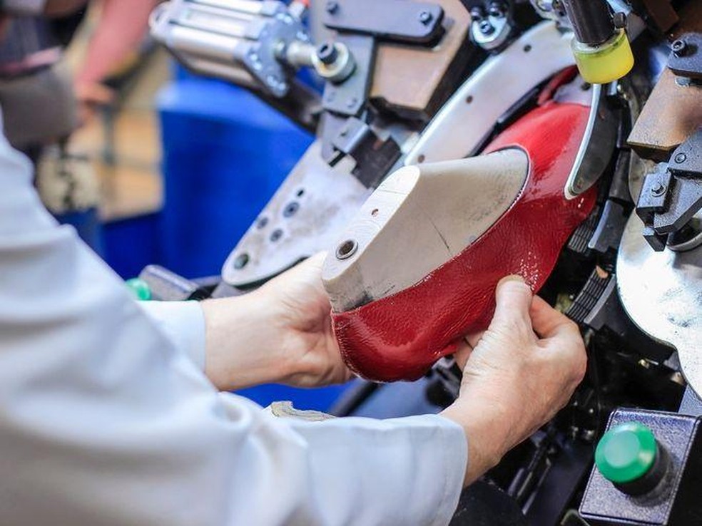 Calçados estão entre produtos que seguem submetidos à taxa adicional de 40% — Foto: BBC News fonte